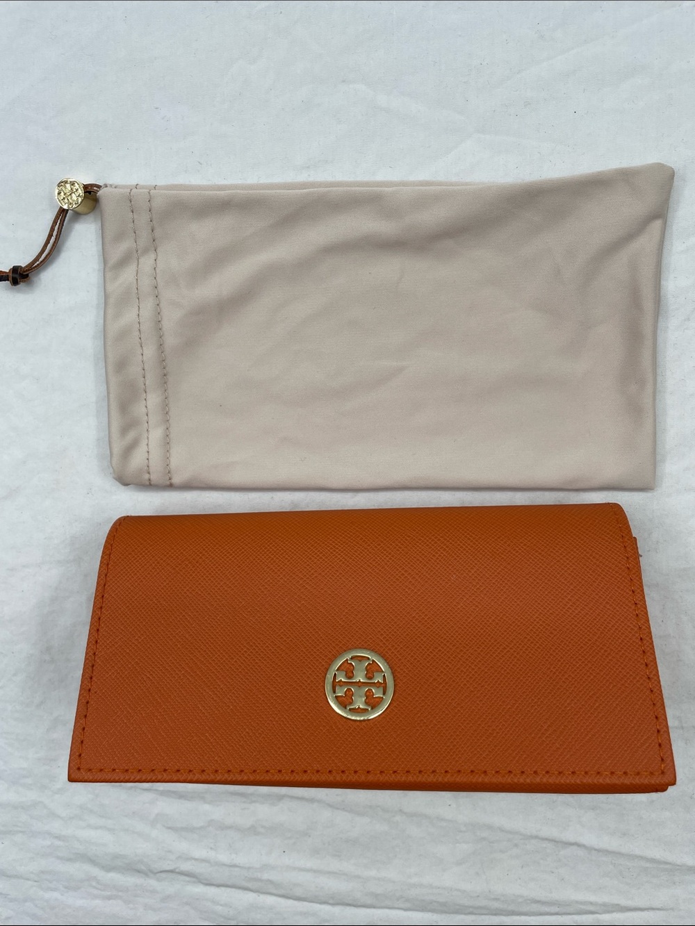 NEW! Tory Burch Saffiano Continental Glass Case with Logo Medallion & Dust Bag. - Picture 9 of 9